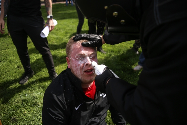 Trump destekçileri ile karşıtları çatıştı