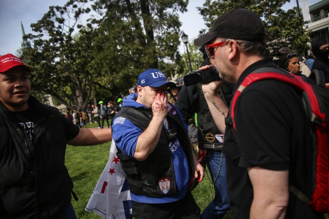 Trump destekçileri ile karşıtları çatıştı
