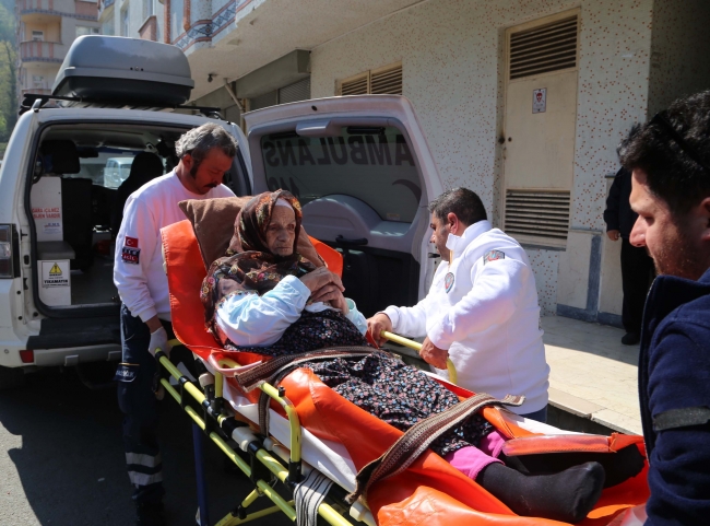 86 yaşında sedye üzerinde oy kullandı