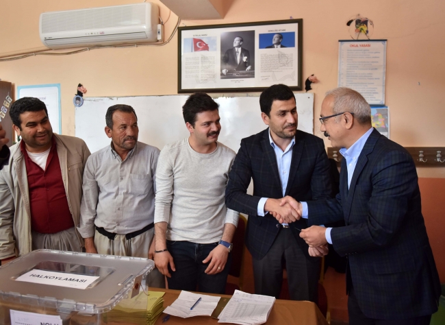 Kalkınma Bakanı Elvan oyunu Mersin'de köyde kullandı