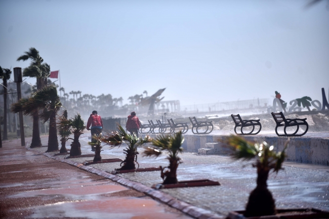 Mersin ve Trabzon'da kuvvetli fırtına can aldı