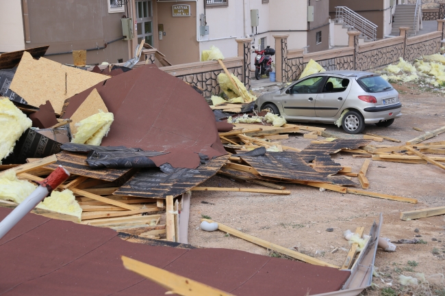 Şiddetli rüzgar üç ilde çatıları uçurdu