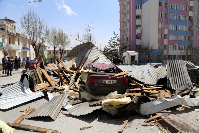 Şiddetli rüzgar üç ilde çatıları uçurdu
