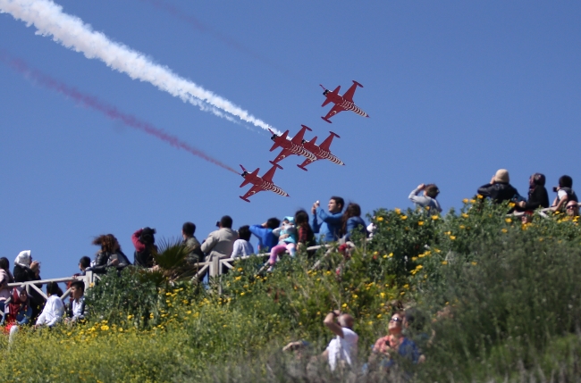 Türk Yıldızları’ndan Antalya semalarında nefes kesen gösteri