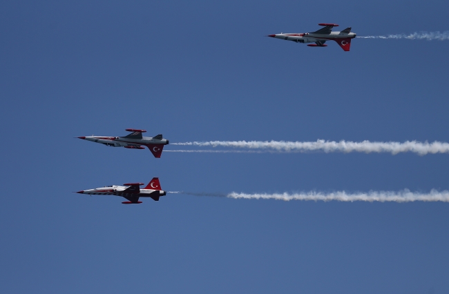 Türk Yıldızları’ndan Antalya semalarında nefes kesen gösteri