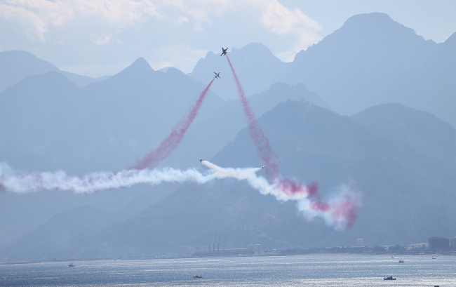 Türk Yıldızları’ndan Antalya semalarında nefes kesen gösteri