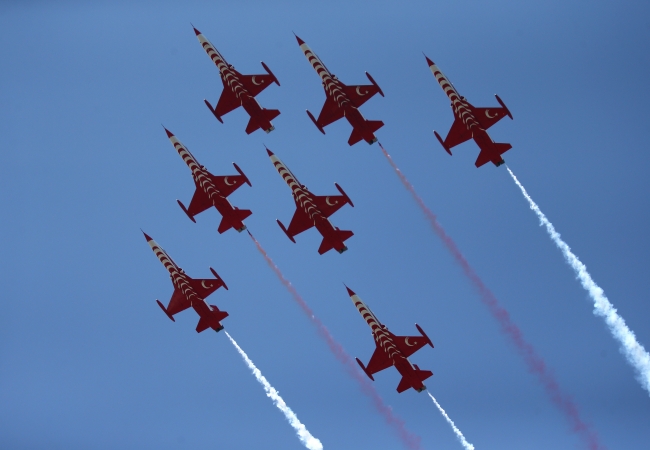 Türk Yıldızları’ndan Antalya semalarında nefes kesen gösteri