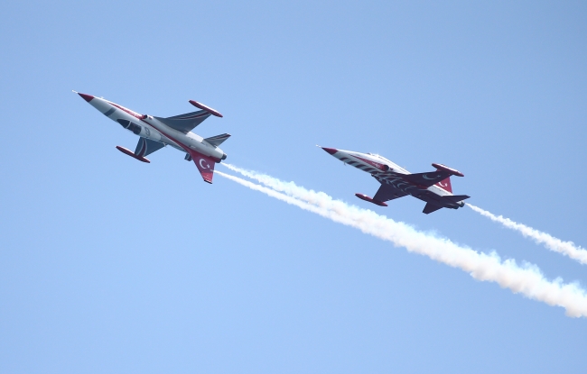 Türk Yıldızları’ndan Antalya semalarında nefes kesen gösteri
