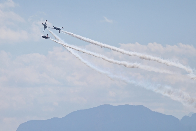 Türk Yıldızları’ndan Antalya semalarında nefes kesen gösteri