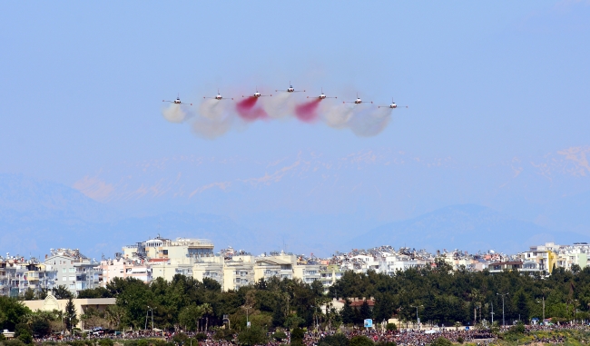 Türk Yıldızları’ndan Antalya semalarında nefes kesen gösteri