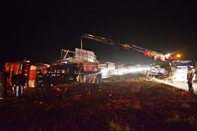 Damperi açık kalan kamyon trafik levhalarını devirdi