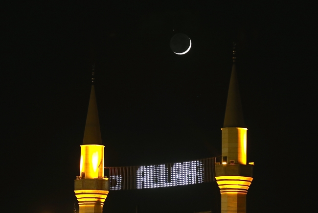 Gökyüzünde Türk bayrağındaki figür