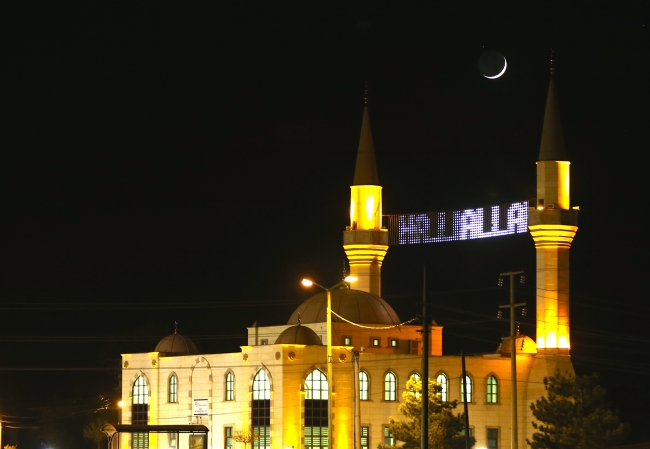 Gökyüzünde Türk bayrağındaki figür