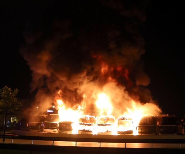 Bursa'da alev alan 6 yolcu otobüsü küle döndü