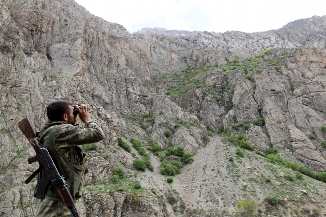 Dağda mahsur kalan yaralıyı Mehmetçik kurtardı