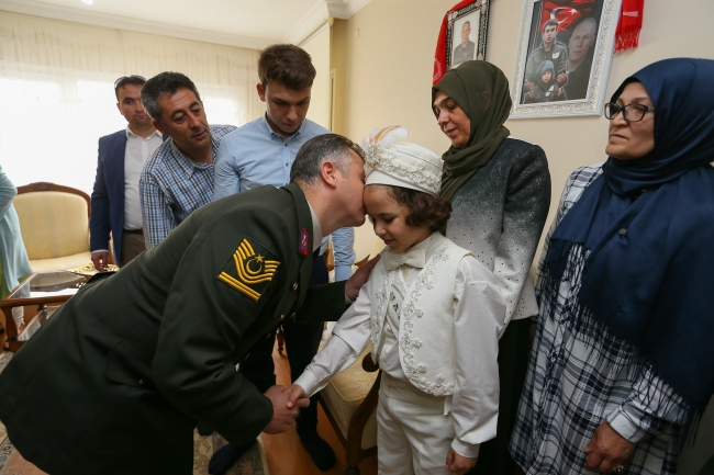 Şehit oğlunun sünnet düğününe binlerce kişi katıldı