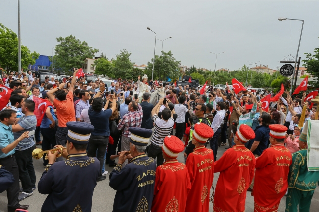 Şehit oğlunun sünnet düğününe binlerce kişi katıldı
