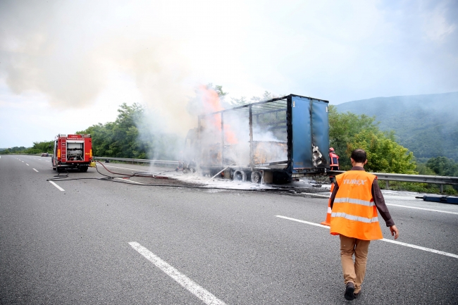 TEM Otoyolu'nda plastik yüklü tır küle döndü