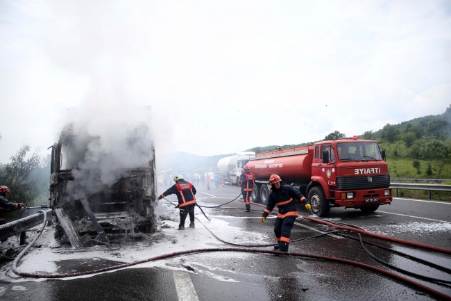 TEM Otoyolu'nda plastik yüklü tır küle döndü