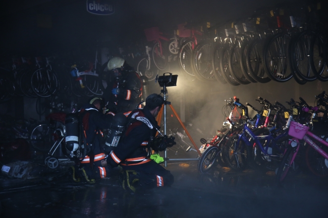 Fatih'teki Haşim İşcan Geçidi'ndeki yangın söndürüldü