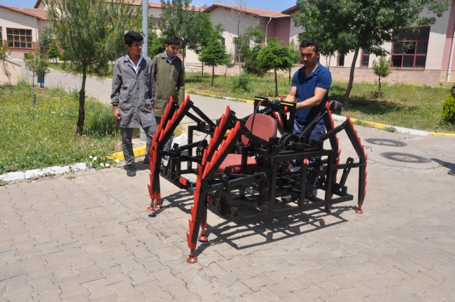 Liseli gençlerden 'Örümcek Robot'