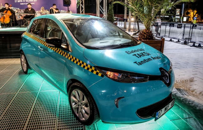 Elektrikli taksiler Taksim'de görücüye çıktı