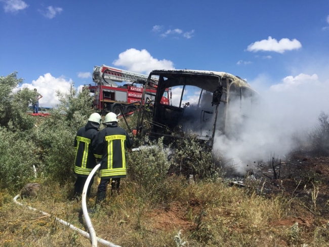 Kayseri'de kaza yapan yolcu otobüsü küle döndü