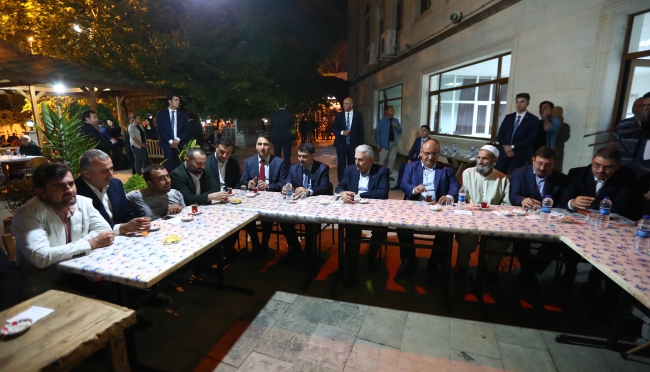 Başbakan Yıldırım vatandaşlarla çay içti