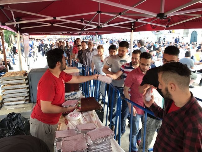 Fatih'deki camilerde bayram kahvaltısı