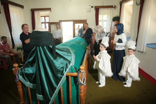 Şehit çocukları 'kırmızı plakalı' araçla tur attı