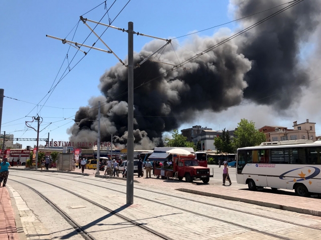 Antalya Festival Çarşısı'nda yangın söndürüldü