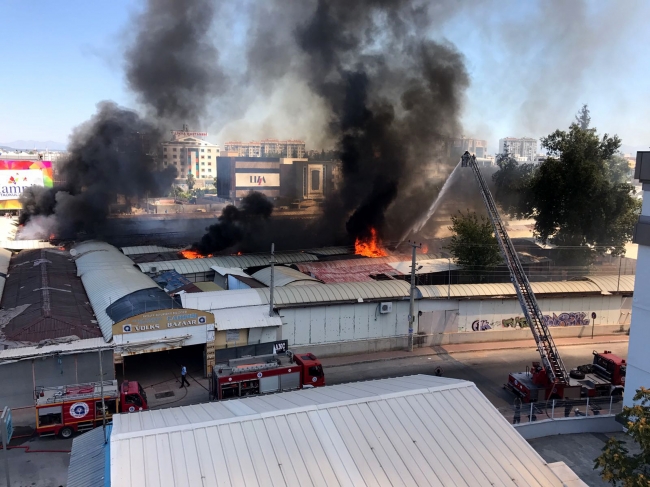 Antalya Festival Çarşısı'nda yangın söndürüldü