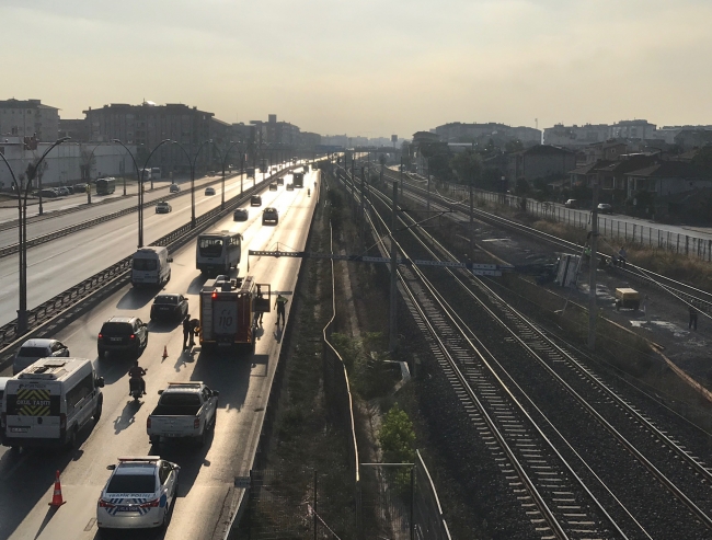 Kocaeli'de YHT hattına iş makinesi devrildi