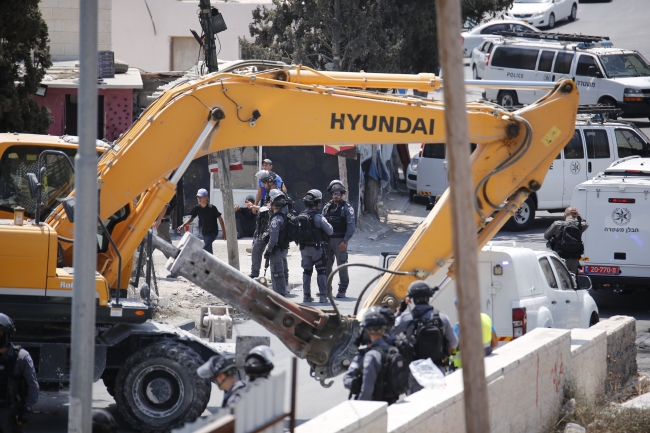 İsrail Filistinlilerin evlerini yıkmaya devam ediyor