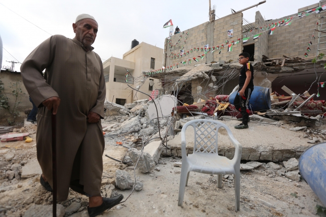 İsrail Filistinlilerin evlerini yıkmaya devam ediyor