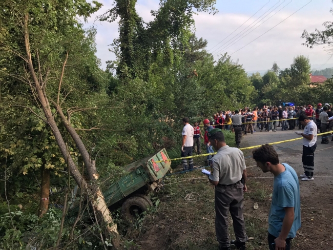 İşçileri taşıyan traktör devrildi: Ölü ve yaralılar var