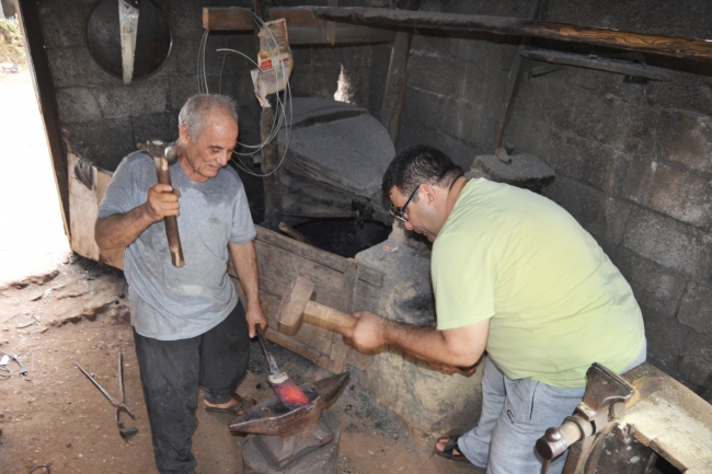 Keçi boynuzu saplı bıçaklar bayrama hazır