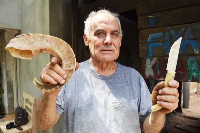 Keçi boynuzu saplı bıçaklar bayrama hazır
