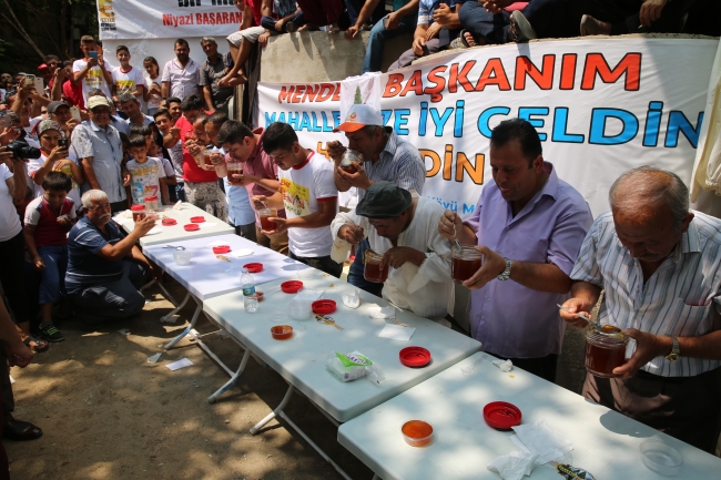 3 dakikada 2 kilo 250 gram bal yedi