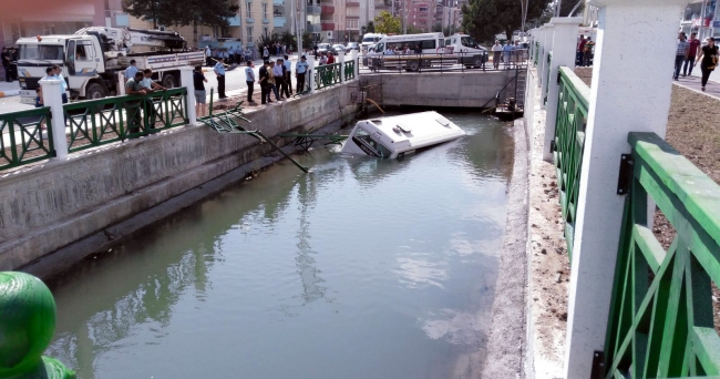 Tokat'ta yolcu midibüsü sulama kanalına düştü