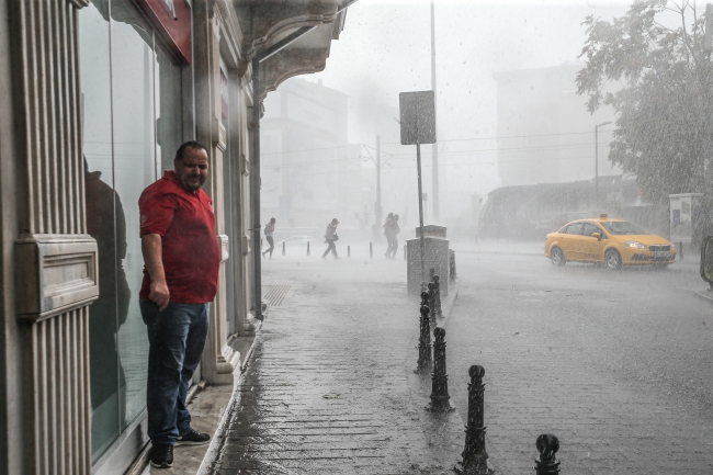 İstanbul'da sağanak yine hayatı felç etti