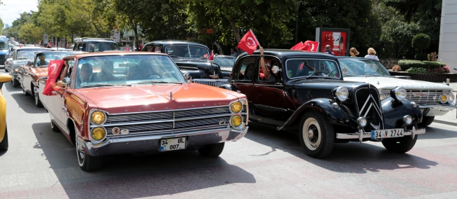 Klasik araçlarla "zafer turu"