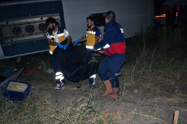 Yozgat'ta yolcu otobüsü devrildi
