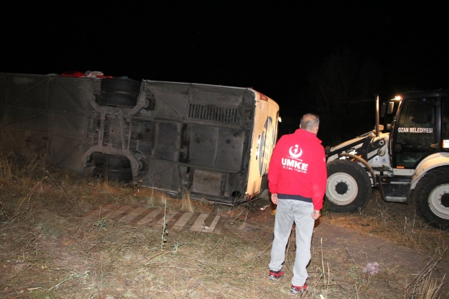 Yozgat'ta yolcu otobüsü devrildi