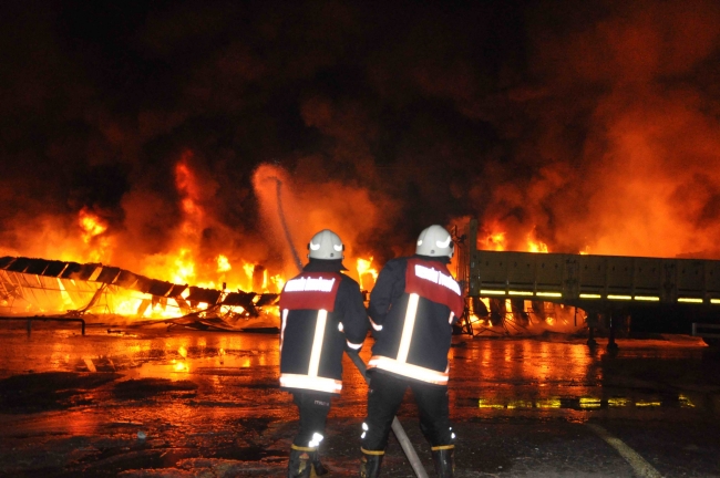 Tarsus halinde 18 depoda yangın