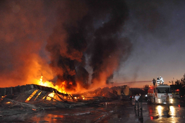 Tarsus halinde 18 depoda yangın