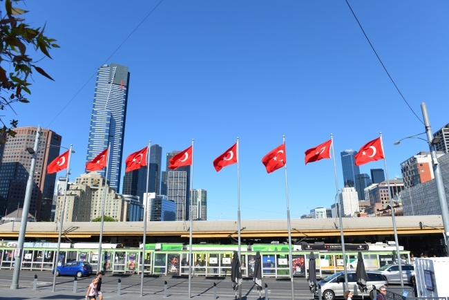 Melbourne kent merkezine Türk bayrakları çekildi