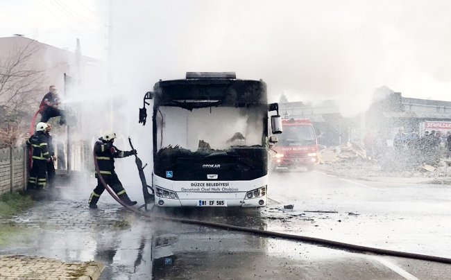 Düzce'de seyir halindeki halk otobüsü yandı