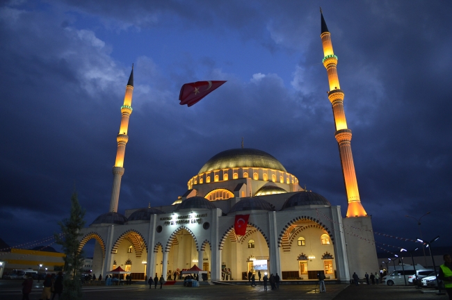 Kayseri'de 10 bin kişilik Fevzi Mercan Camisi ibadete açıldı