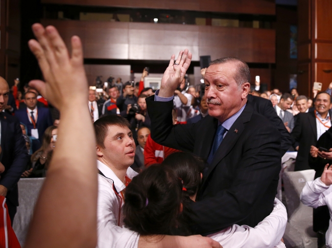 Cumhurbaşkanı Erdoğan 'Engelleri Aşanlar 2017' ödüllerini verdi Cumhurbaşkanı Erdoğan 'Engelleri Aşanlar 2017' ödüllerini verdi